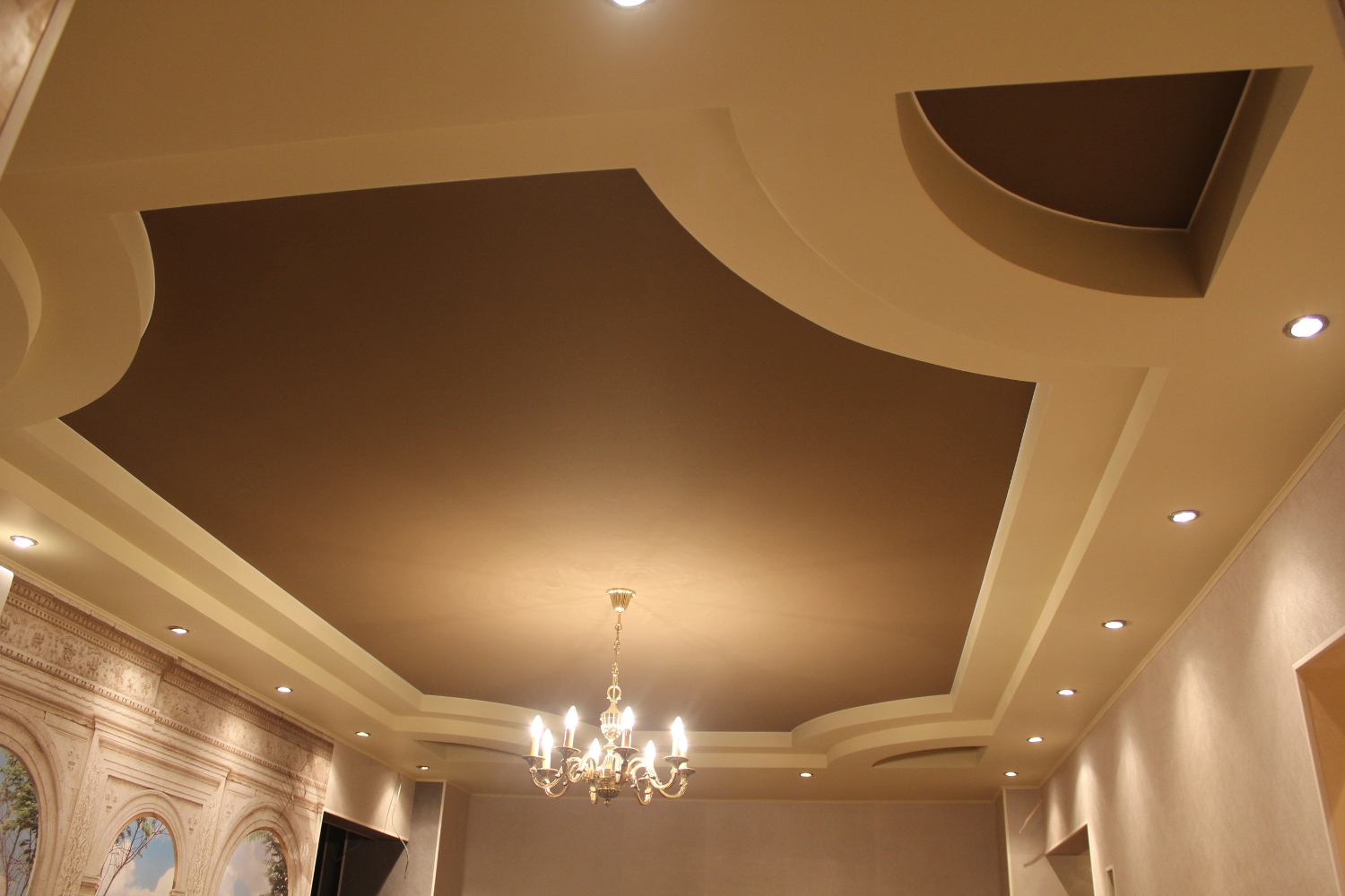 Многоуровневый сатиновый натяжной потолок в гостиную