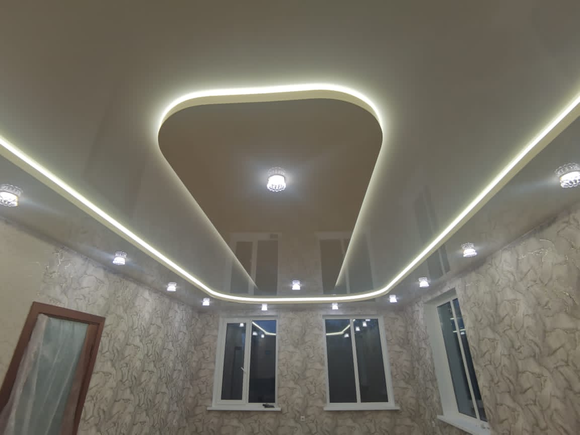 Двухуровневый глянцевый натяжной потолок в гостиную с уровневой подсветкой