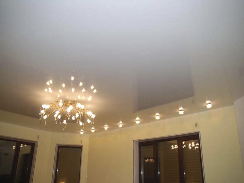 Глянцевый натяжной потолок в гостиную белого цвета