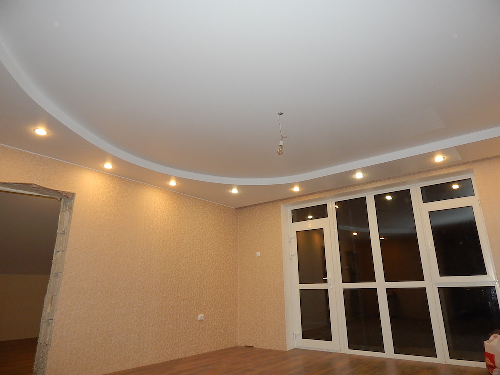 Двухуровневый сатиновый натяжной потолок в гостиную
