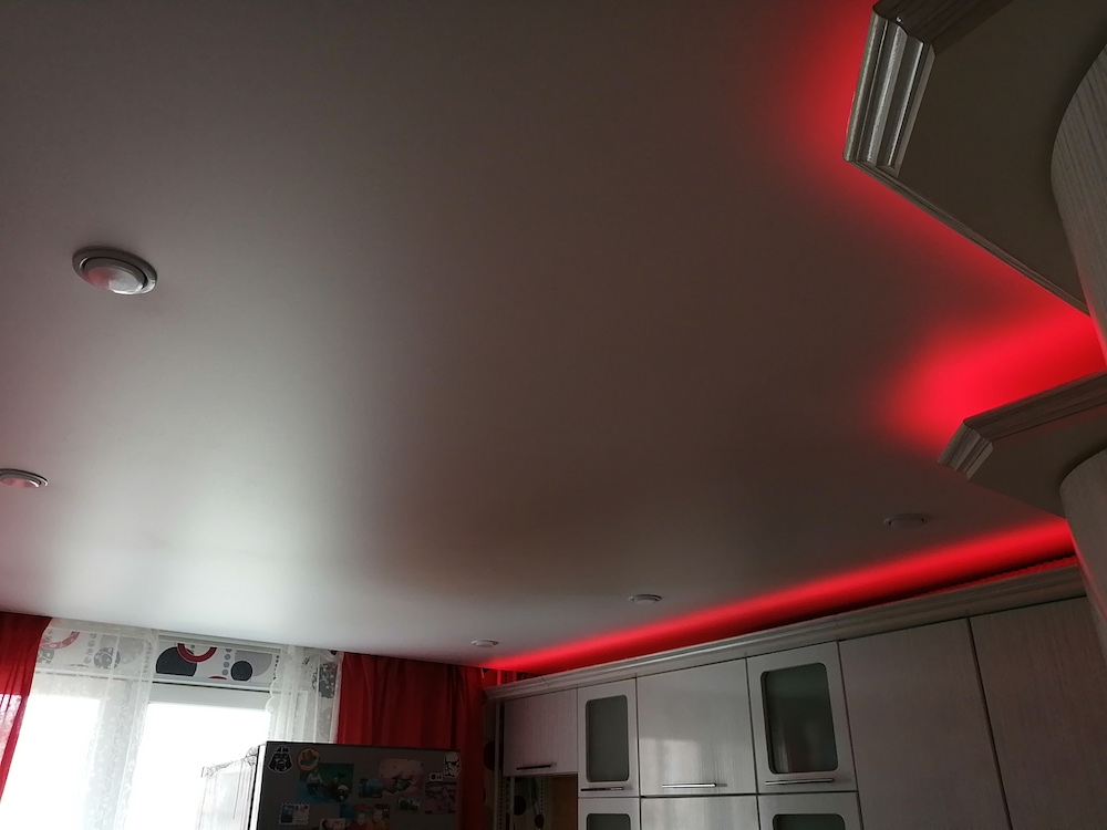 Матовый натяжной потолок с подсветкой в кухню