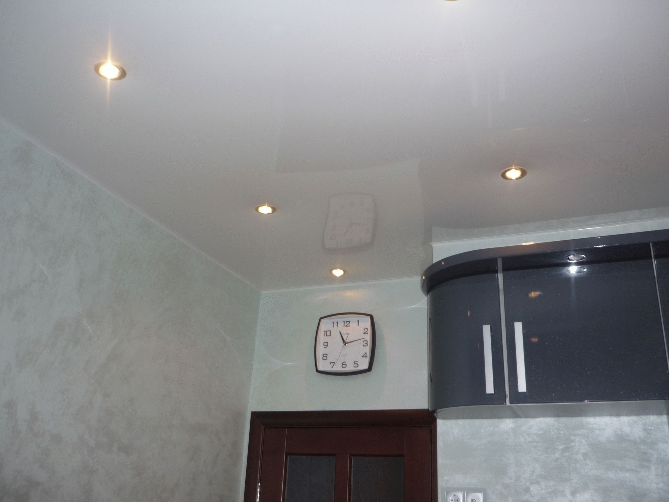 Белый глянцевый потолок в кухне