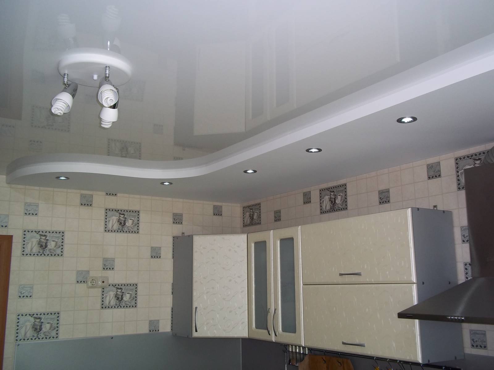 Глянцевый натяжной потолок в кухню
