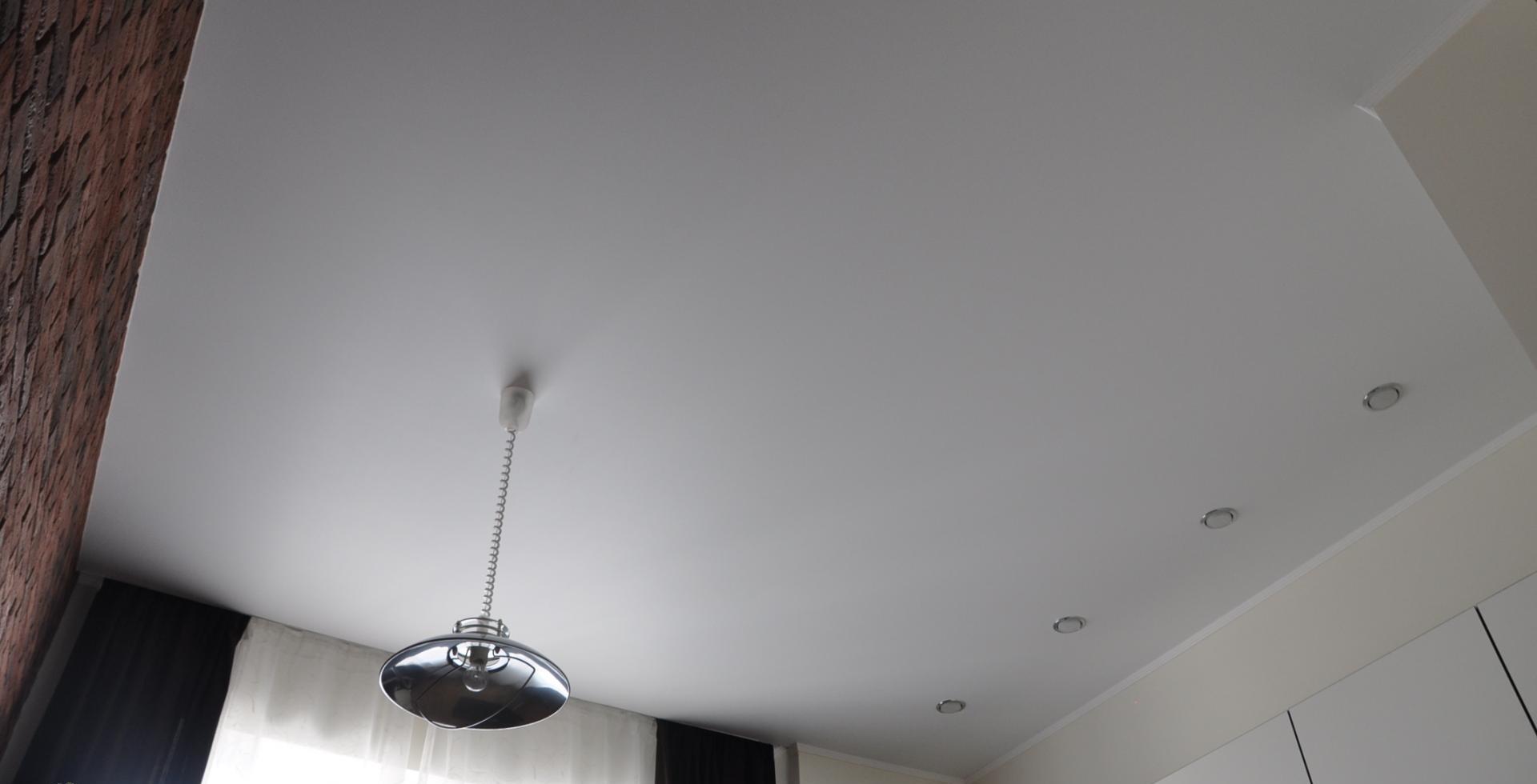 Сатиновый белый натяжной потолок на кухню