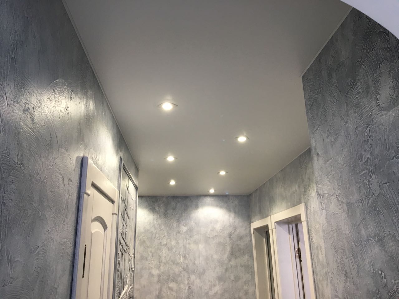 Серый потолок в коридоре