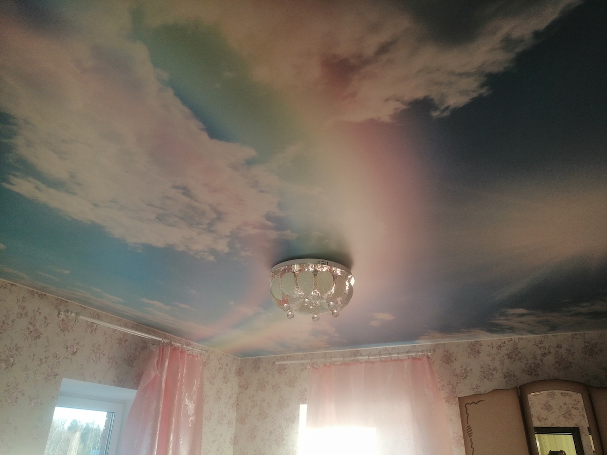 Матовый натяжной потолок с арт-печатью в спальню
