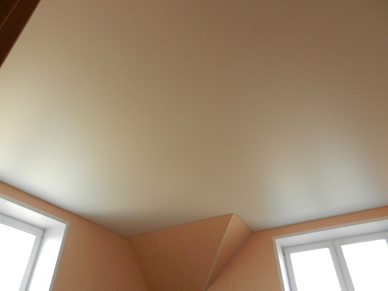 Сатиновый белый натяжной потолок в спальню