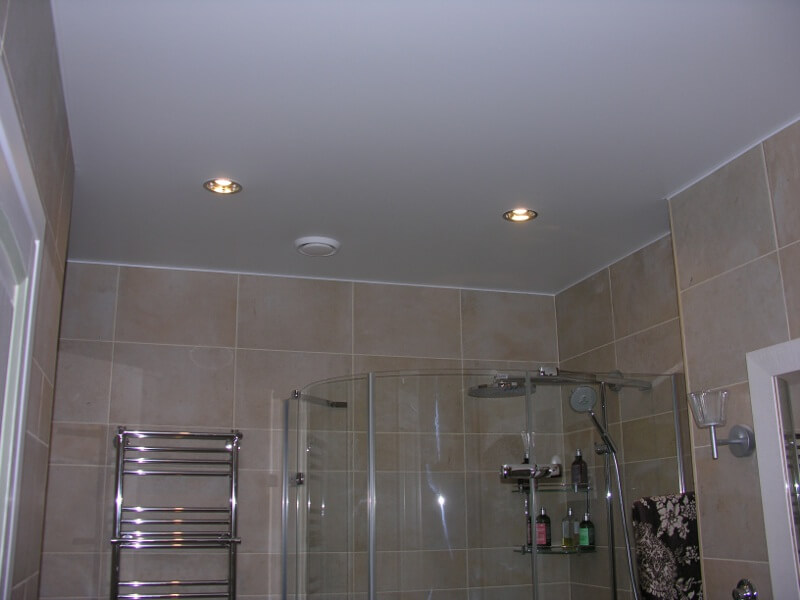 Матовый белый потолок в ванную